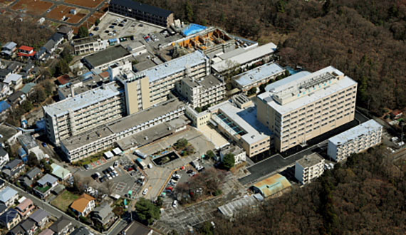 病院全景（手前右側が新棟）